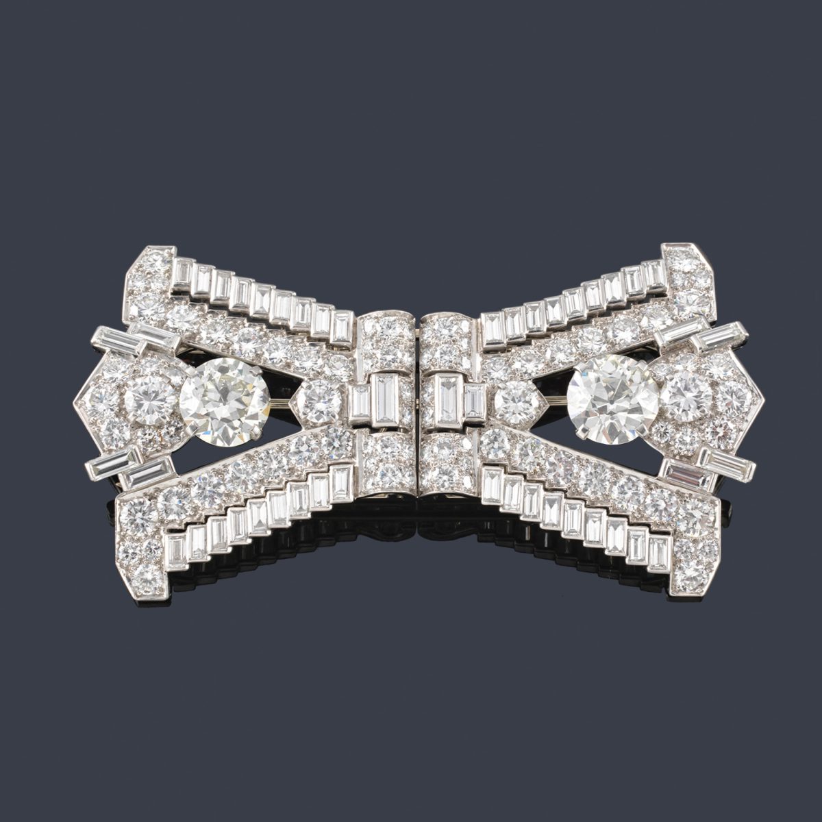 CARTIER Importante broche doble-clip ‘Art Decó’ de la colección ‘Pyramides’ . Subasta de joyas y relojes