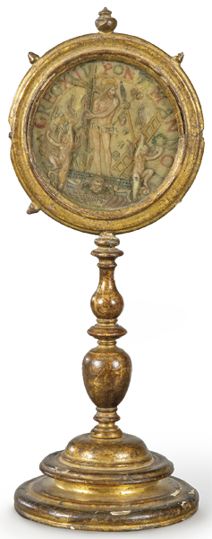 Agnus Dei Gregorio XIII (1572- 1585) montado en custodia de madera tallada y dorada, España ff. S. XVI.