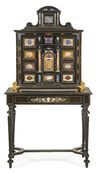 Cabinet sobre mesa, en madera de ébano y madera ebonizada, piedras duras, latón y hueso. Italia, Florencia, segunda mitad S. XIX.