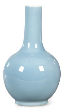 Lote 1374: Jarrón de porcelana china con vidriado azul cielo h. 1970.