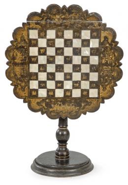 Lote 1376: Velador tilt-top con tablero de ajedrez, en madera lacada y droada, China Dinastía Qing S. XIX.