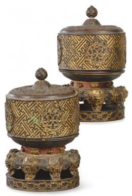 Lote 1389: Pareaja de cajas de ofrendas de madera lacada y dorada China S. XIX