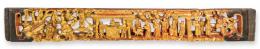 Lote 1396: Dintel de madera tallada policromada y dorada, China Dinastía Qing S. XIX.