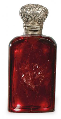 Lote 1401: Perfumador de cristal de Bohemia rojo rubí tallado y tapón de plata repujada S. XIX