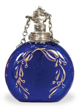 Lote 1403: Perfumador de cristal azul cobalto con decoración dorada y tapón de plata h. 1900.