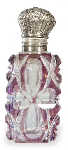 Lote 1404: Perfumador de cristal de Bohemia tallado parcialmente esmaltado en violeta y tapón de plata