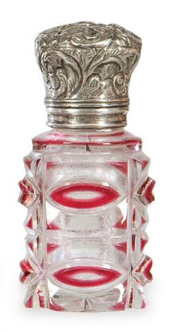 Lote 1405: Perfumador de cristal de Bohemia tallado y parcialmente esmaltado en rojo y tapón de plata repujada S. XIX