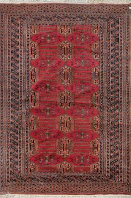 Lote 1413: Alfombra turcomana de lana.
Campo rojo con cartuchos y motivos geométricos.