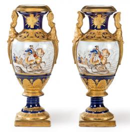 Lote 1423: Pareja de jarrones con marca de Sèvres, en porcelana esmaltada y dorada, con escenas militares en cartelas.
Francia, finales S. XIX