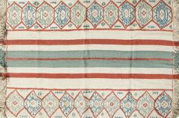 Lote 1432: Alfombra argelina de lana con nudo grueso campo claro y cenefa de dibujos tribales. 