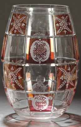 1451   -  Lote 1451: Jarrón en cristal de Bohemia. Con decoración tallada dividida en casetones y parcialmente esmaltada en rojo, simulando el "vidrio rubí". Mediados del S. XX.