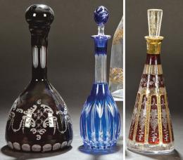 1452   -  Lote 1452: Tres licoreras de cristal de Bohemia. Una roja, otra roja y oro y otra parcialmente azul