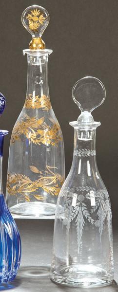 1453   -  Lote 1453: Dos licoreras francesas de cristal grabado a la rueda y una con decoración dorada