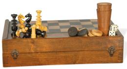 1457   -  Lote 1457: Caja plegable de madera con tablero de ajedrez en el exterior e interior forrado de tapete con backgamon. España, mediados de siglo XX.