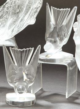 1469   -  Lote 1469: Pareja de sujetalibros de cristal helado de Lalique modelo Golondrinas Hirondelle h. 1960.