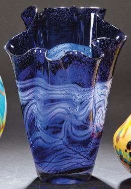 1477   -  Lote 1477: Jarrón de cristal de Murano azul cobalto con boca rizada y franja perimetral ondulada en blanco.