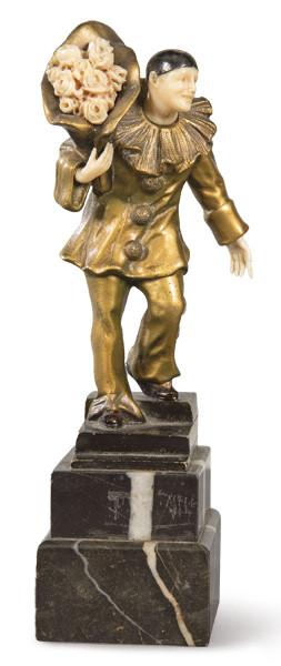 1495   -  Lote 1495: Eugéune Victor (Francia ff. S. XIX pp. S. XX)
"Pierrot con Ramo de Flores"
Figura crisoelefantina tallada en marfil y bronce dorado