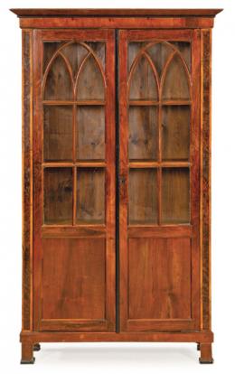 1502   -  Lote 1502: Librería biedermeier en madera de noga, con dos puertas abatibles con arcos ojivales moldurados y baldas en el interior.
Alemania, segunda mitad S. XIX