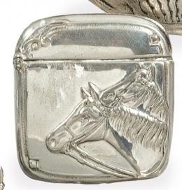 1506   -  Lote 1506: Cerillero de plata con cabezas de caballo cinceladas pp. S. XX
