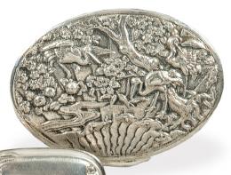 Lote 1507: Caja oval de plata española punzonada 1ª Ley de Ocón.
Con decoración cincelada de garzas en el paisaje.