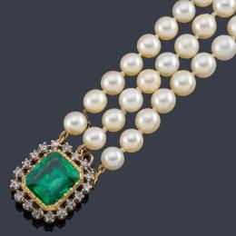 Lote 2006: Collar de tres hilos de perlas con broche de esmeralda y diamantes