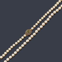 2010   -  Lote 2010: Collar largo con un hilo de perlas de aprox. 7,25 - 8,88 mm con cierre de oro amarillo de 18K y plata con diamantes talla rosa.