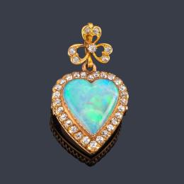 Lote 2015: Colgante-broche con un ópalo central en forma de corazón con orla de diamantes talla antigua.