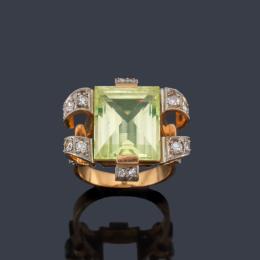 Lote 2026: Anillo retro con vidrio verde y diamantes talla 8/8 en montura de oro rosa de 18K. Años '40.