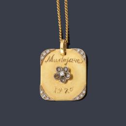 2041   -  Lote 2041: Colgante con motivo floral con diamantes talla rosa e inscripción "Mudéjares 1979" con cadena, realizados ambos en oro amarillo de 18K.