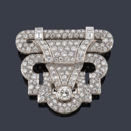 Lote 2049: Broche 'Art Decó' con diamantes talla brillante, 16/16 y 8/8 de aprox. 8,40 ct en total. Años '20.