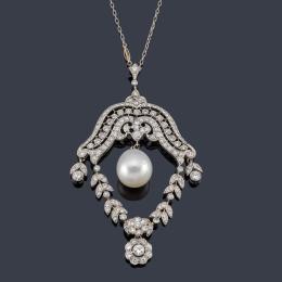 Lote 2054: Pendentif estilo 'garland' con brillantes de aprox. 2,80 ct en total y perla de aprox. 11,17 mm en montura de platino.