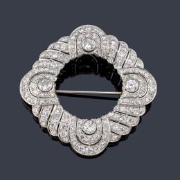 Lote 2068: Broche circular con diamantes talla antigua, brillante y sencilla de aprox. 10,41 ct en total. Años '50.