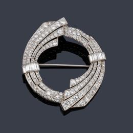 2069   -  Lote 2069: Broche con diseño circular con cuatro bandas de diamantes talla antigua, brillante y sencilla de aprox. 8,90 ct en total. Años '30.
