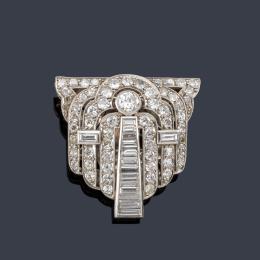 Lote 2072: Broche de clip 'Art Decó' con diamantes talla antigua, brillante, baguette y sencilla de aprox. 5,00 ct en total. Años '30.