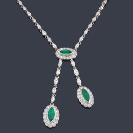Lote 2099: Collar-pendentif con tres esmeraldas talla marquís de aprox. 3,00 ct con diamantes talla brillante y marquís de aprox. 11,00 ct en total.