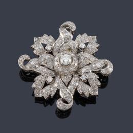 2100   -  Lote 2100: Broche floral en oro blanco de 18K con diamantes.