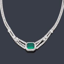 2122   -  Lote 2122: Collar con turmalina Indigolita talla esmeralda de aprox. 20,00 ct y diamantes talla brillante, marquís y baguette de aprox. 19,80 ct en total.