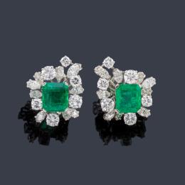 2126   -  Lote 2126: JOYERIA MONTEJO
Pendientes cortos con pareja de esmeraldas Colombianas de aprox. 4,45 ct y diamantes talla marquís y brillante de aprox. 2,10 ct en total.