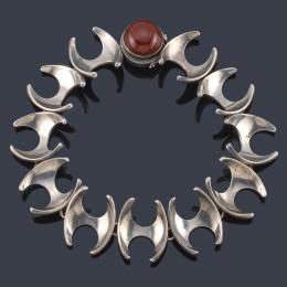 2128   -  Lote 2128: GEORG JENSEN
Collar tipo 'choker' con piezas geométricas realizadas en plata.