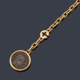 Lote 2178: LUIS GIL
Llavero con moneda antigua realizado en oro amarillo de 18K y remate de rubí en cabujón.
