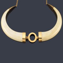 Lote 2201: Collar con dos piezas de marfil pulidas en forma de colmillo con motivo central ovalado realizado en oro amarillo de 18K.