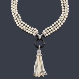 2209   -  Lote 2209: Soutair de perlas, ónix y brillantes con detalles en oro blanco de 18K.
