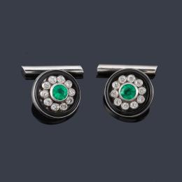 Lote 2222: Gemelos con diseño circular con centro de esmeralda y orla de brillante y ónix. 