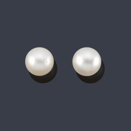 Lote 2249: Pendientes con pareja de perlas Australianas de aprox. 12,95 - 12,49 mm.