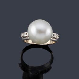 2251   -  Lote 2251: Anillo con perla Australiana de aprox. 14,26 mm con tres brillantes en ambos lados.