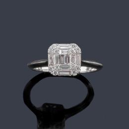 Lote 2276: Anillo con centro de diamantes talla brillante y baguette de aprox. 0,52 ct en total.