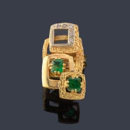 Lote 2308: Anillo con esmeraldas y diamantes con diseño geométrico en oro amarillo efecto martelé de 18K. Años '70.