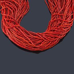 Lote 2321: Collar étnico con múltiples hilos de piezas tubulares de coral rojo y cierre con moneda. Mediados S. XX.