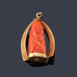 Lote 2322: Colgante con figura de Sabio realizada en coral tallado, en oro amarillo de 18K.