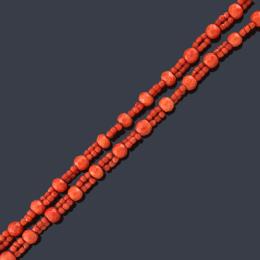 Lote 2326: Collar largo con cuentas de coral rojo facetado. Ppios S.XX.